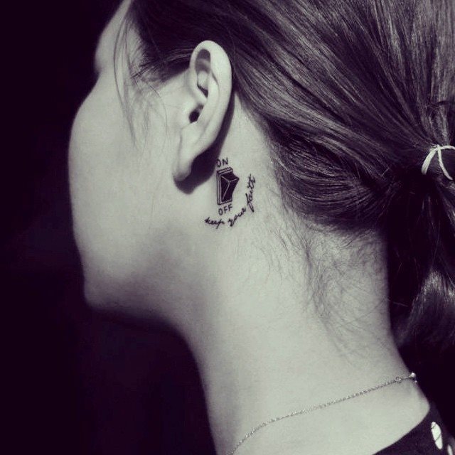 tatuaje detras de la oreja 231