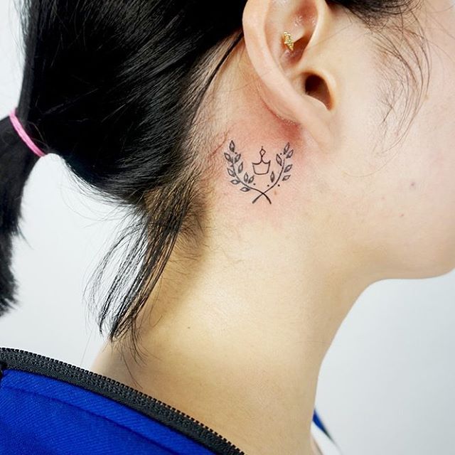 tatuaje detras de la oreja 271