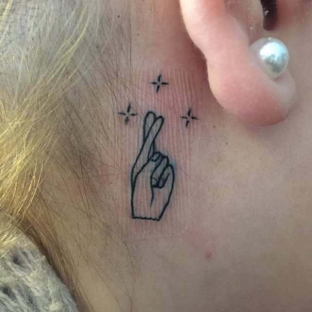 tatuaje detras de la oreja 291