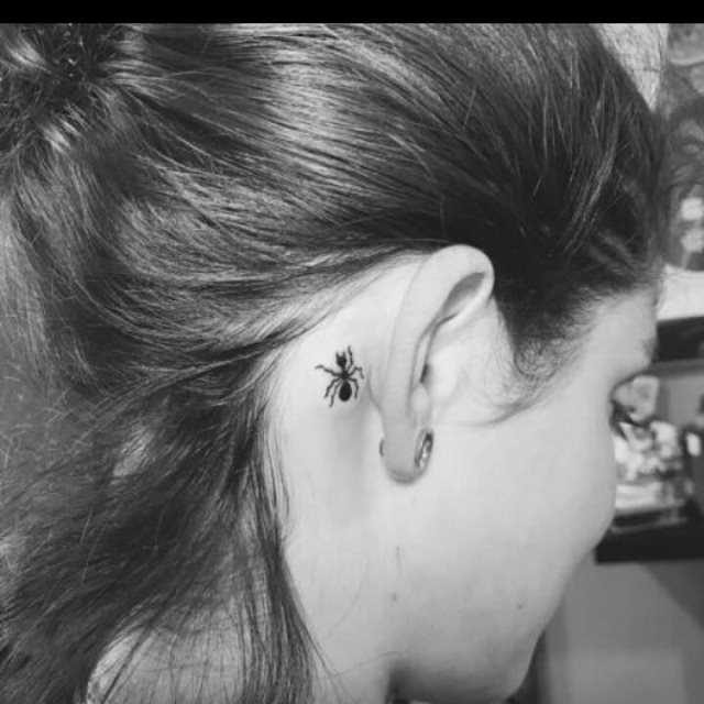 tatuaje detras de la oreja 301