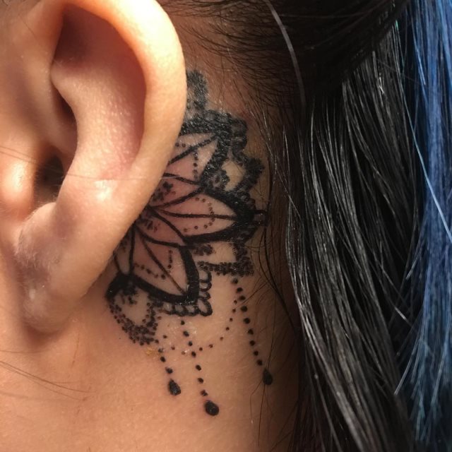 tatuaje detras de la oreja 311