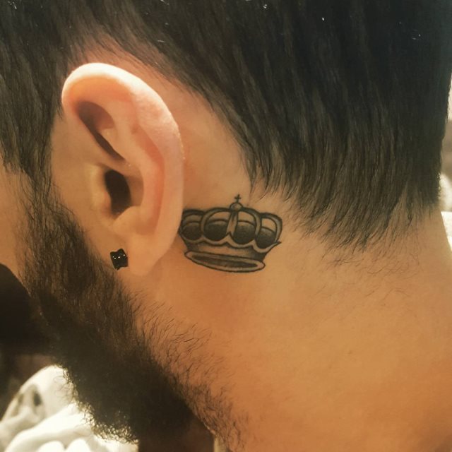 tatuaje detras de la oreja 321