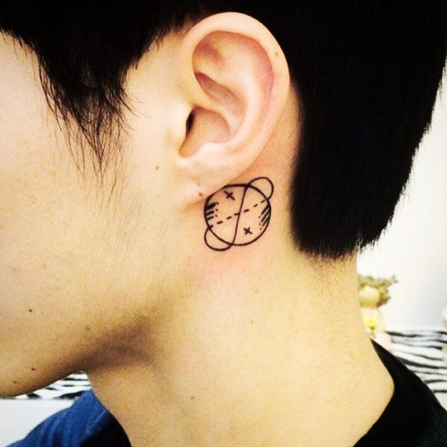 tatuaje detras de la oreja 331