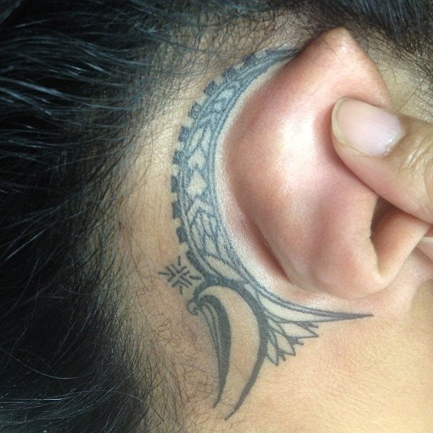 tatuaje detras de la oreja 341