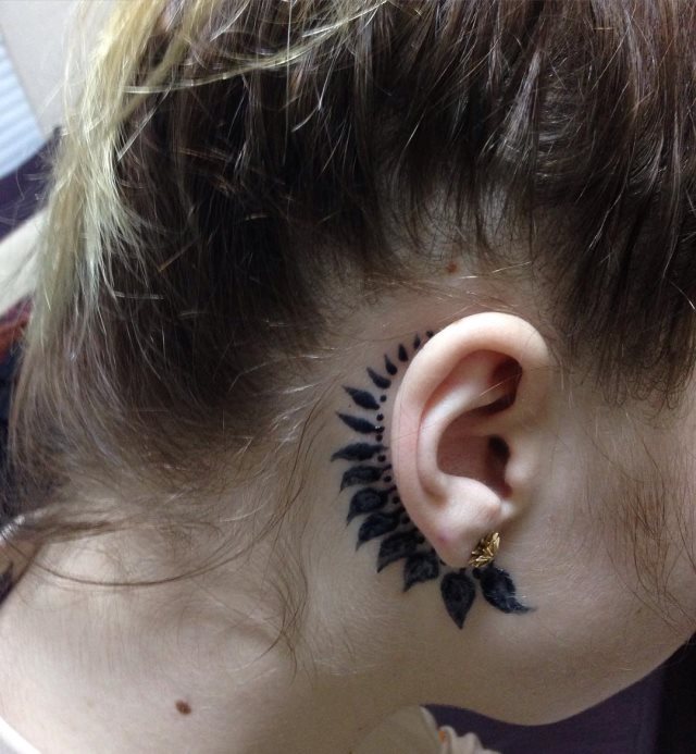 tatuaje detras de la oreja 361