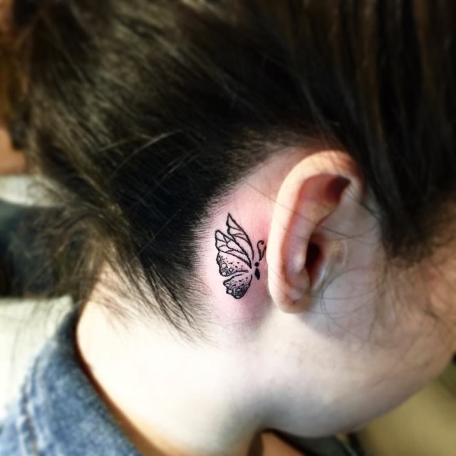 tatuaje detras de la oreja 371