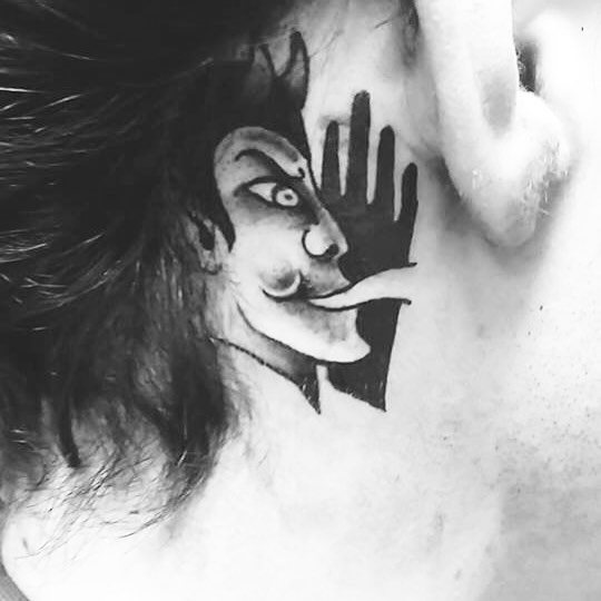 tatuaje detras de la oreja 381