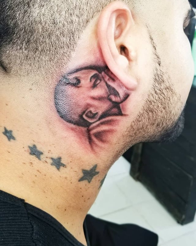 tatuaje detras de la oreja 391