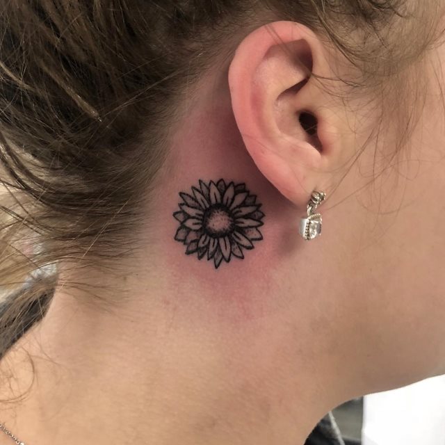 tatuaje detras de la oreja 411