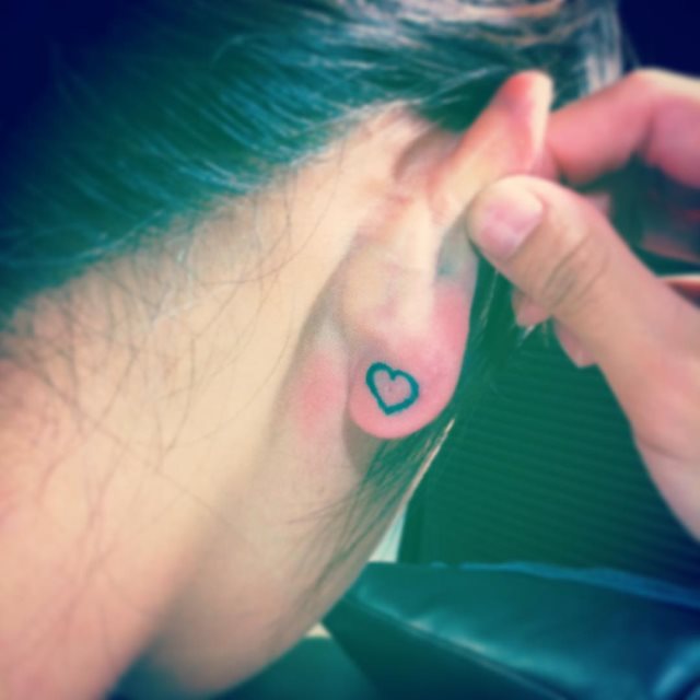 tatuaje detras de la oreja 421