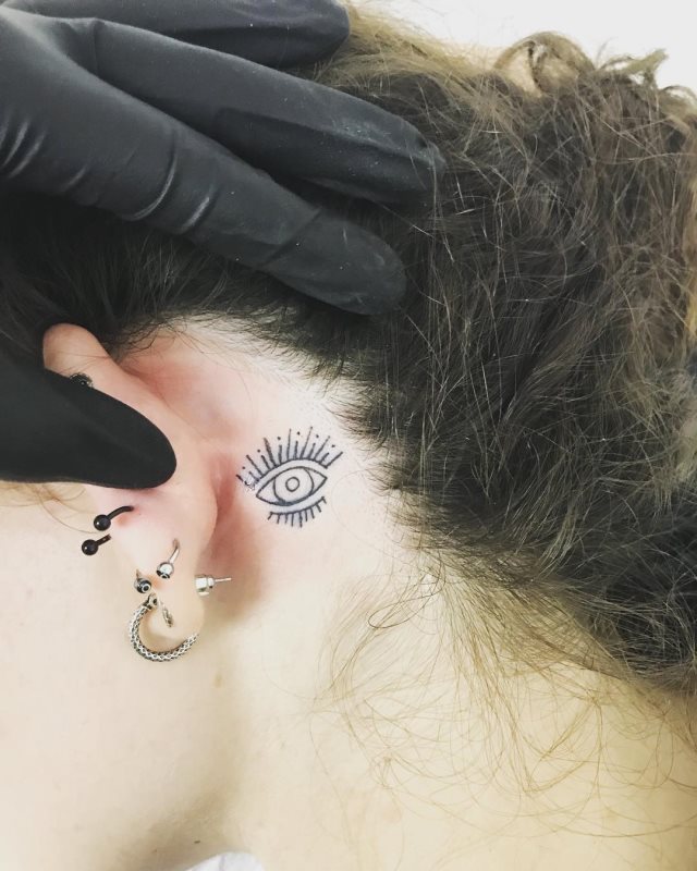 tatuaje detras de la oreja 431