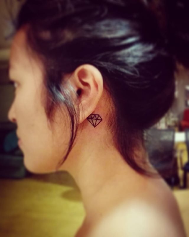 tatuaje detras de la oreja 451