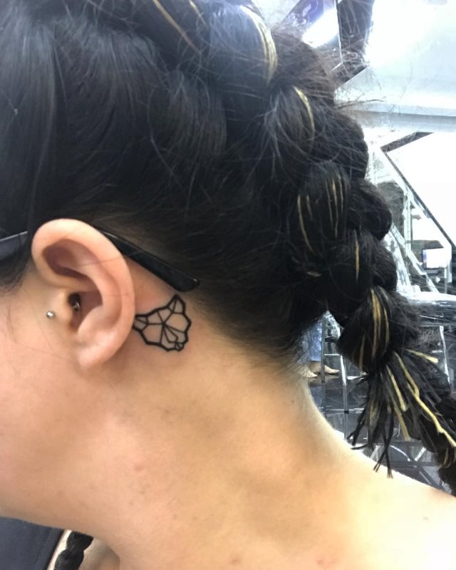 tatuaje detras de la oreja 461