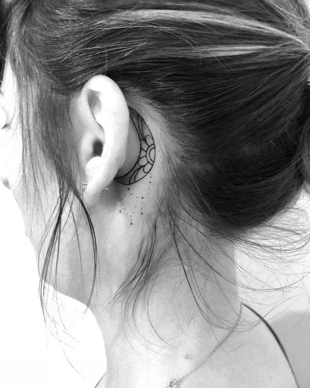 tatuaje detras de la oreja 471