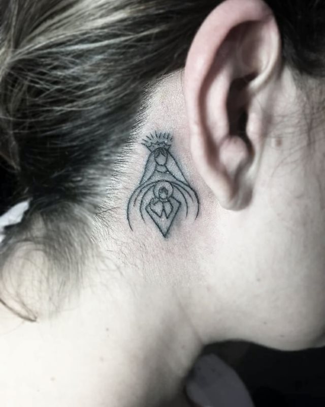 tatuaje detras de la oreja 481
