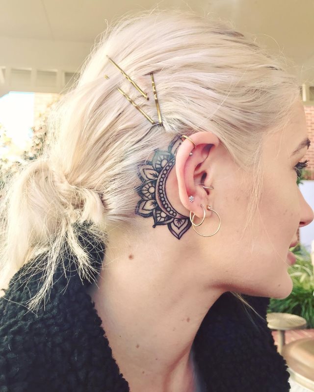 tatuaje detras de la oreja 501