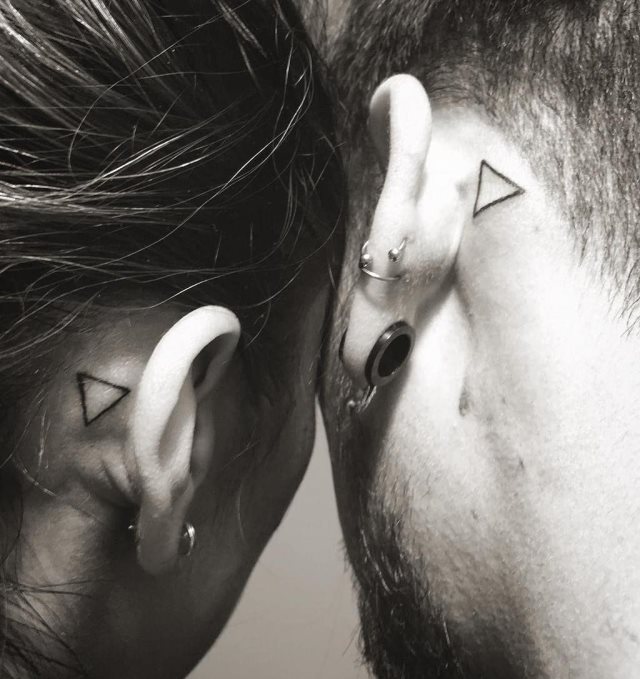 tatuaje detras de la oreja 511