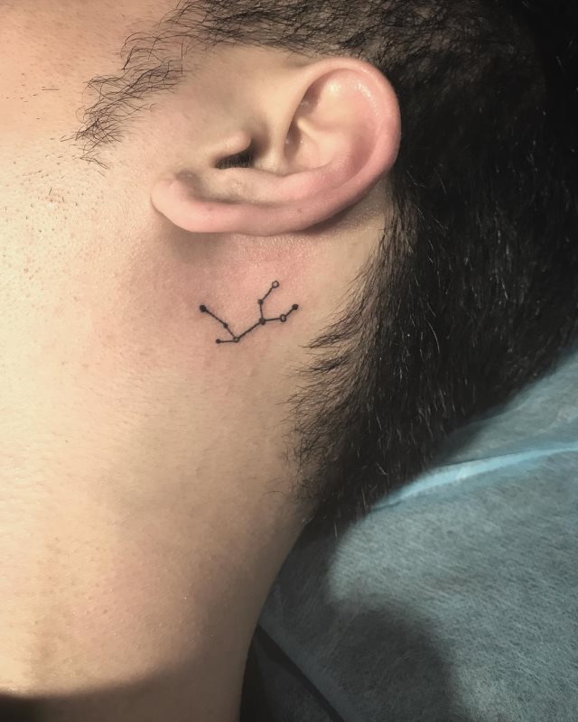 tatuaje detras de la oreja 521