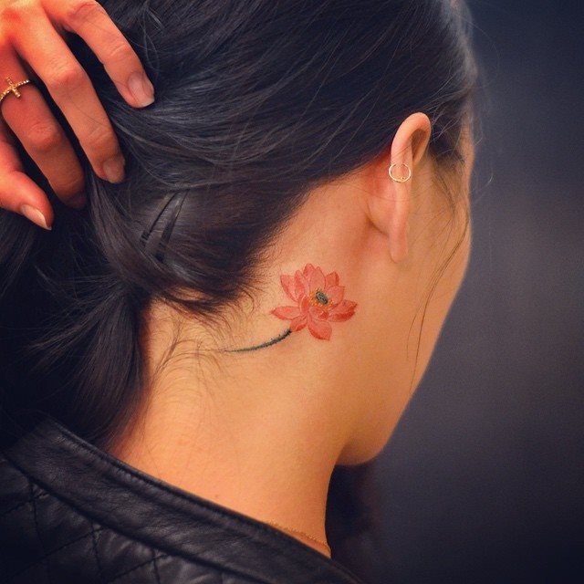 tatuaje detras de la oreja 551