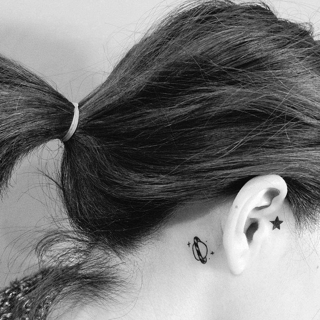 tatuaje detras de la oreja 571