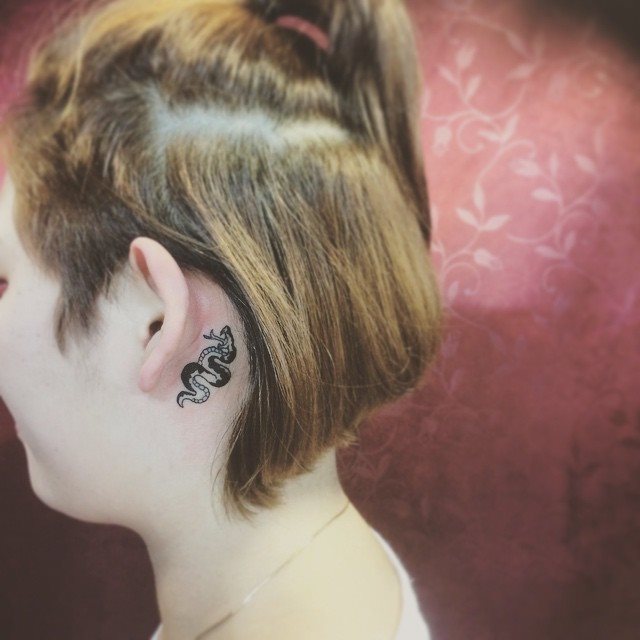 tatuaje detras de la oreja 581