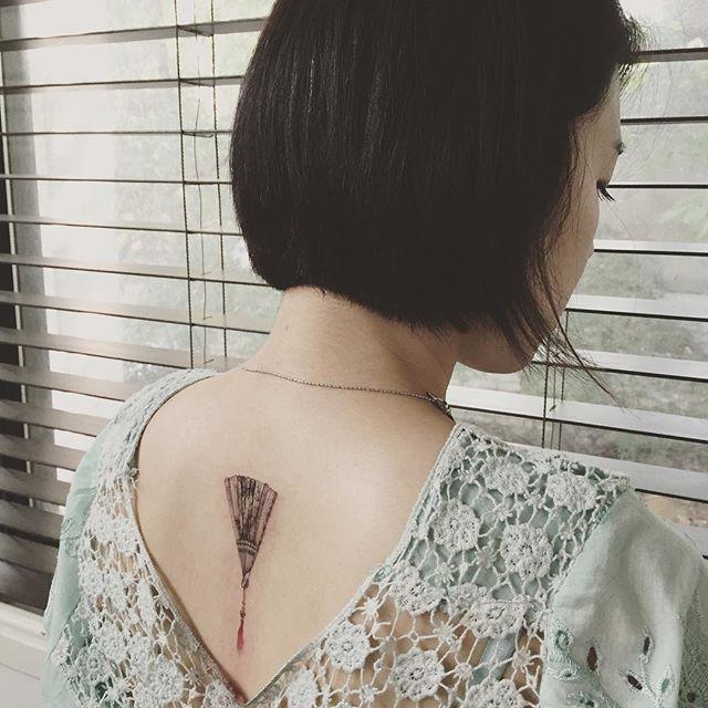 tatuaje espalda para mujer 1041