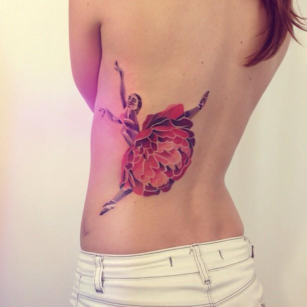 tatuaje espalda para mujer 1081