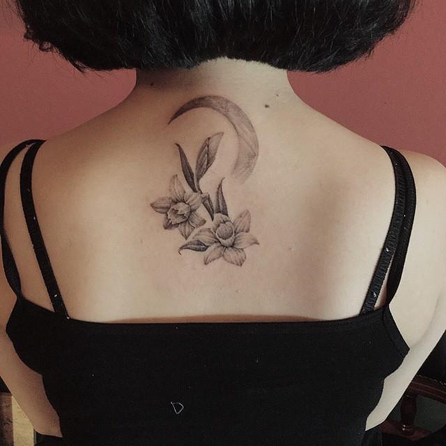 tatuaje espalda para mujer 301