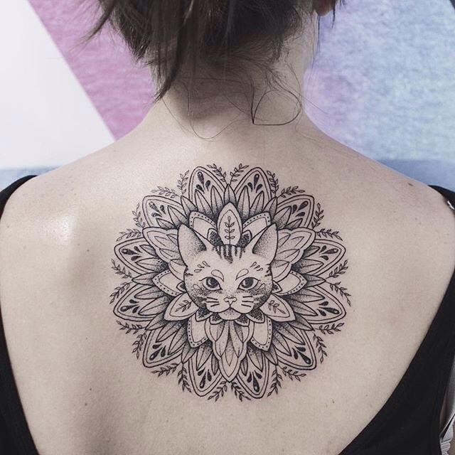 tatuaje espalda para mujer 471