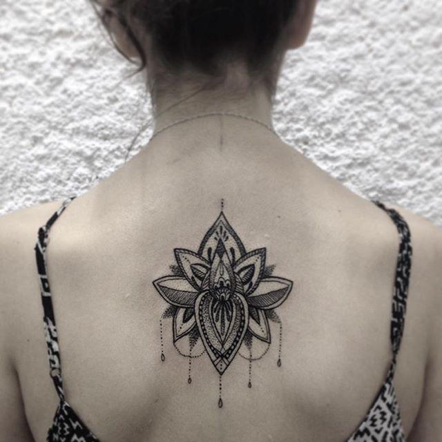 tatuaje espalda para mujer 911