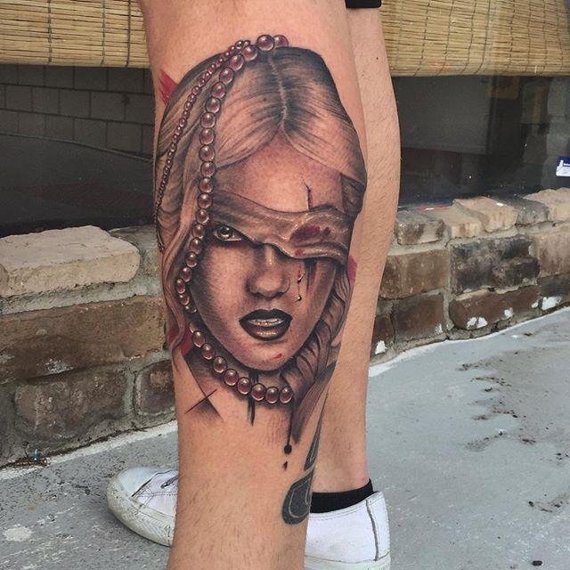 tatuaje hombre en la pierna 101