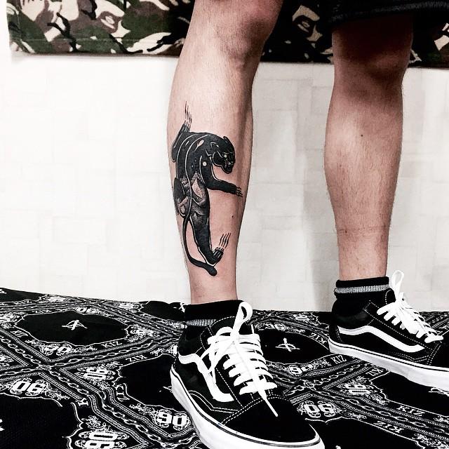 tatuaje hombre en la pierna 11