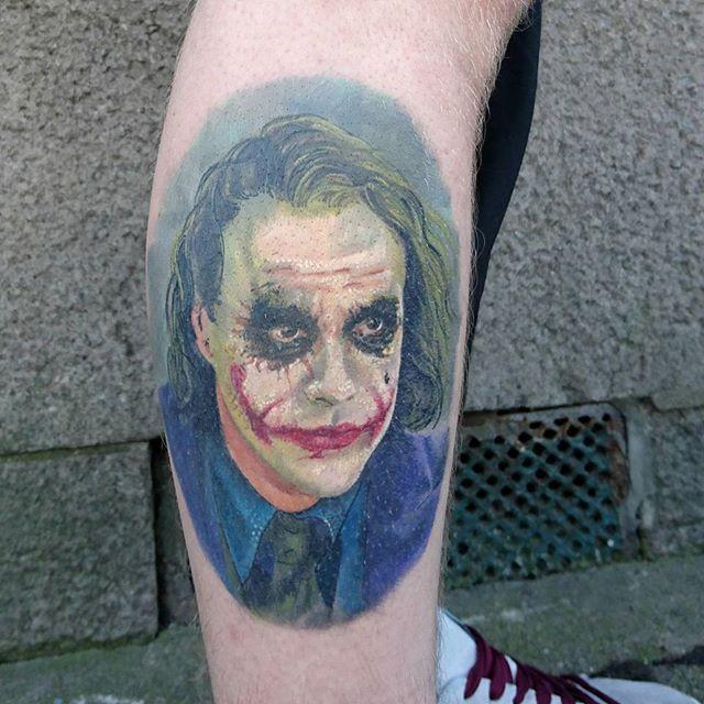 tatuaje hombre en la pierna 131