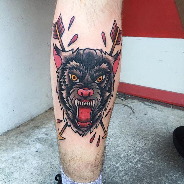 tatuaje hombre en la pierna 141
