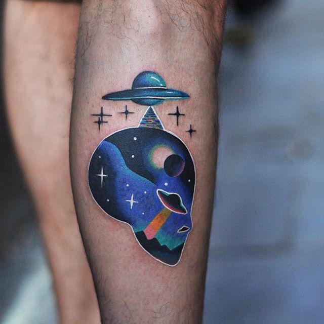 tatuaje hombre en la pierna 171