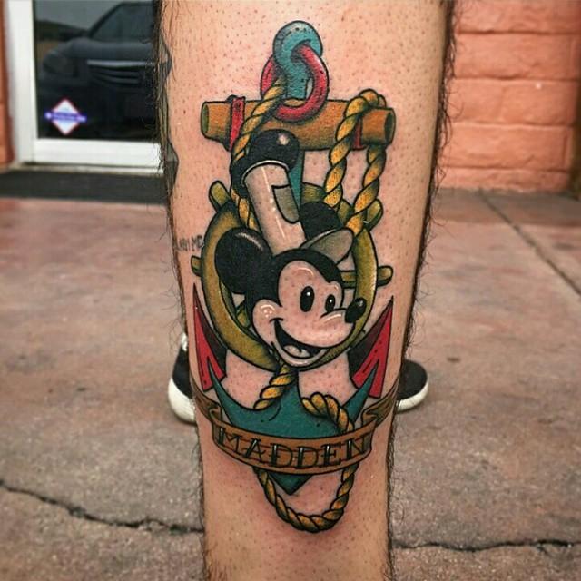 tatuaje hombre en la pierna 211