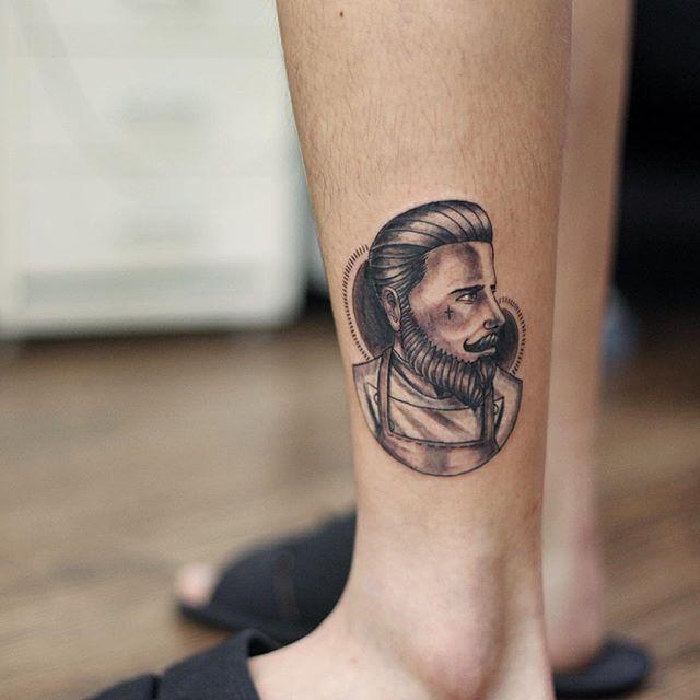 tatuaje hombre en la pierna 221