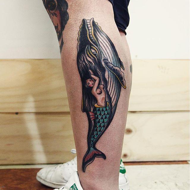 tatuaje hombre en la pierna 231