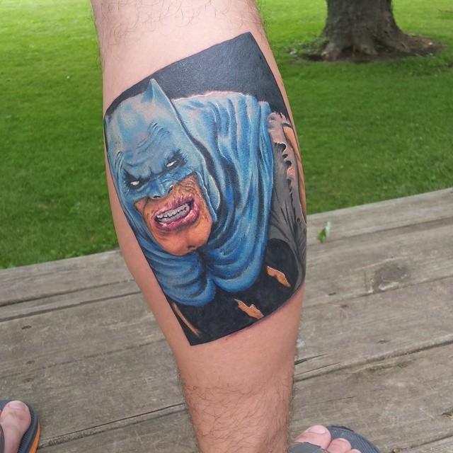tatuaje hombre en la pierna 241