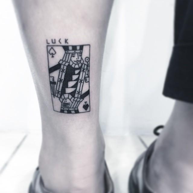 tatuaje hombre en la pierna 251
