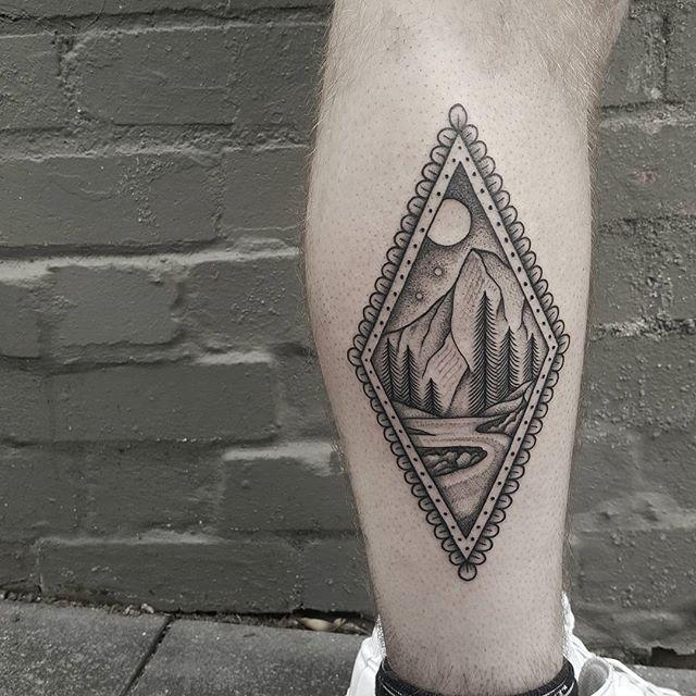 tatuaje hombre en la pierna 261