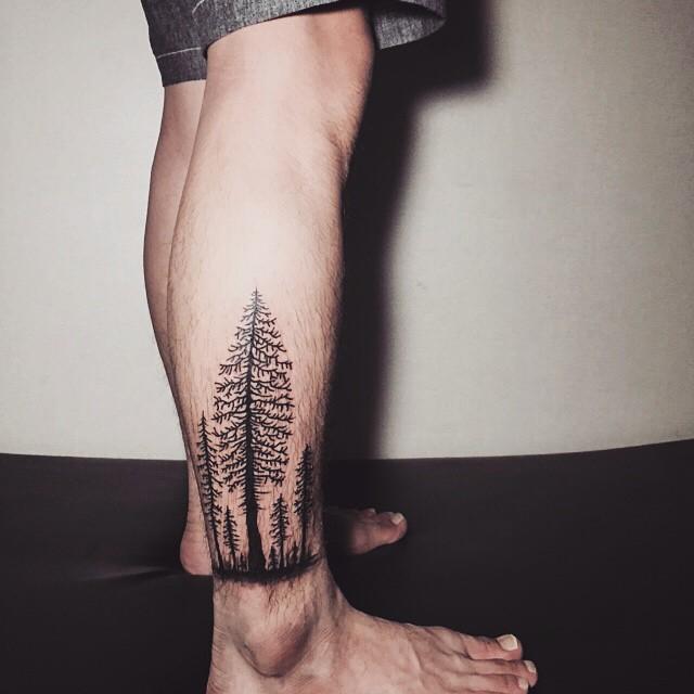 tatuaje hombre en la pierna 301