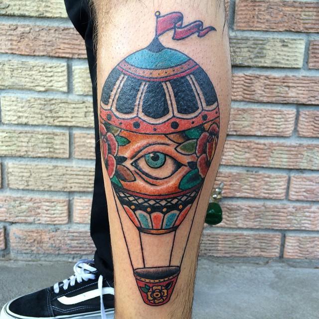 tatuaje hombre en la pierna 31