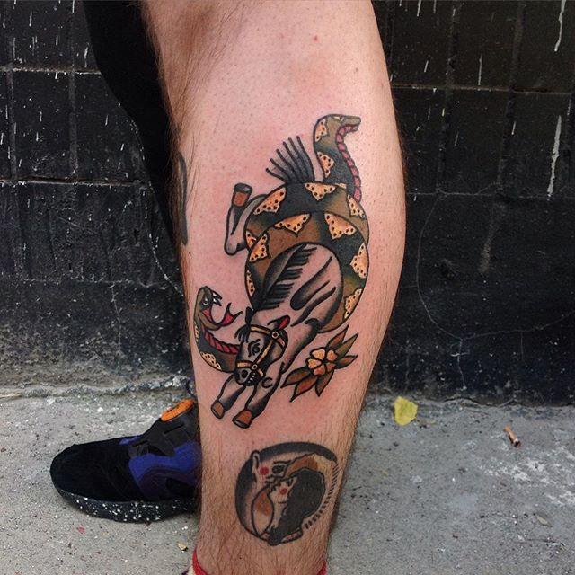 tatuaje hombre en la pierna 331