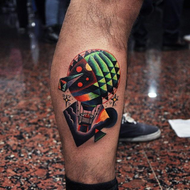 tatuaje hombre en la pierna 341
