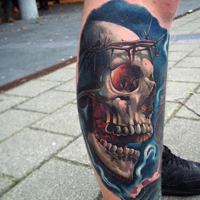 tatuaje hombre en la pierna 351