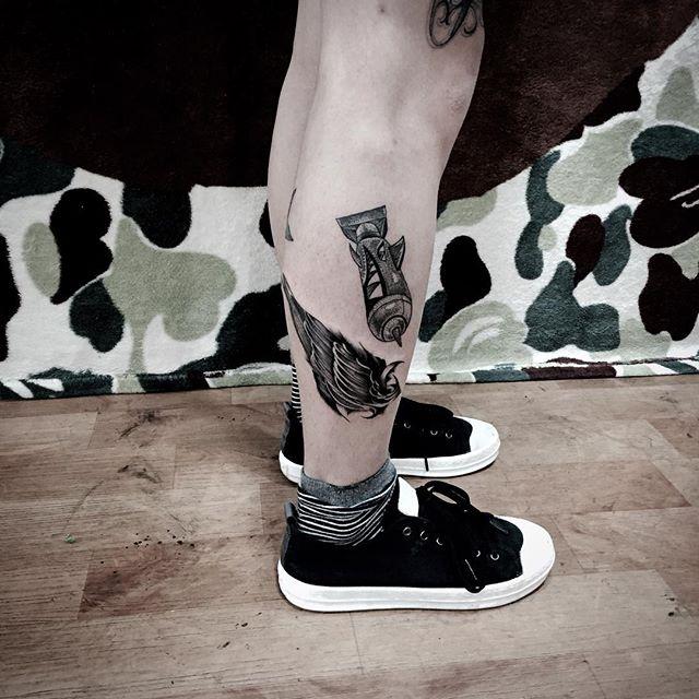 tatuaje hombre en la pierna 371