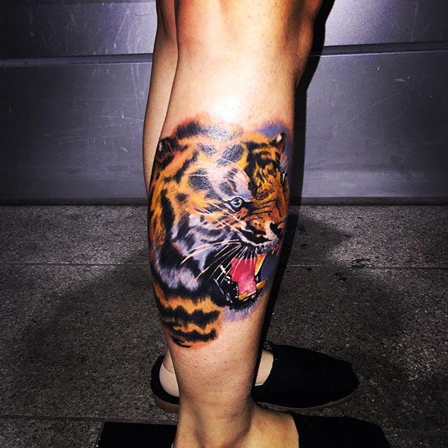 tatuaje hombre en la pierna 381