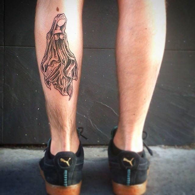 tatuaje hombre en la pierna 391