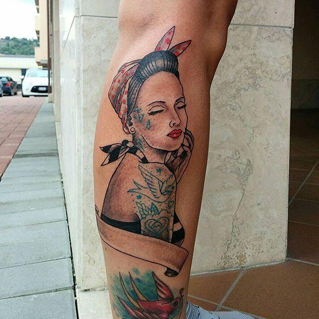 tatuaje hombre en la pierna 41